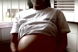 Foto da barriga de uma adolescente grávida, vítima de estupro