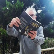 Foto de Marcio Pinheiro segurando o seu livro sobre o compositor Chico Buarque durante a Censura no Brasil