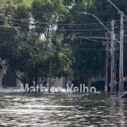 Foto de uma rua inundada na cidade gaúcha de Canoas. O autor afirma que gostaria de dizer que será mais fácil.