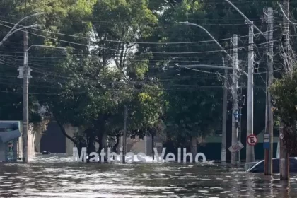 Foto de uma rua inundada na cidade gaúcha de Canoas. O autor afirma que gostaria de dizer que será mais fácil.
