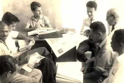 Foto antiga de uma reunião do movimento de cultura popular, em Recife, nos anos 60.