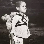 Foto do famoso menino de Nagasaki, na ocasião da bomba atômica na cidade de Nagasaki, no Japão.
