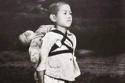 Foto do famoso menino de Nagasaki, na ocasião da bomba atômica na cidade de Nagasaki, no Japão.