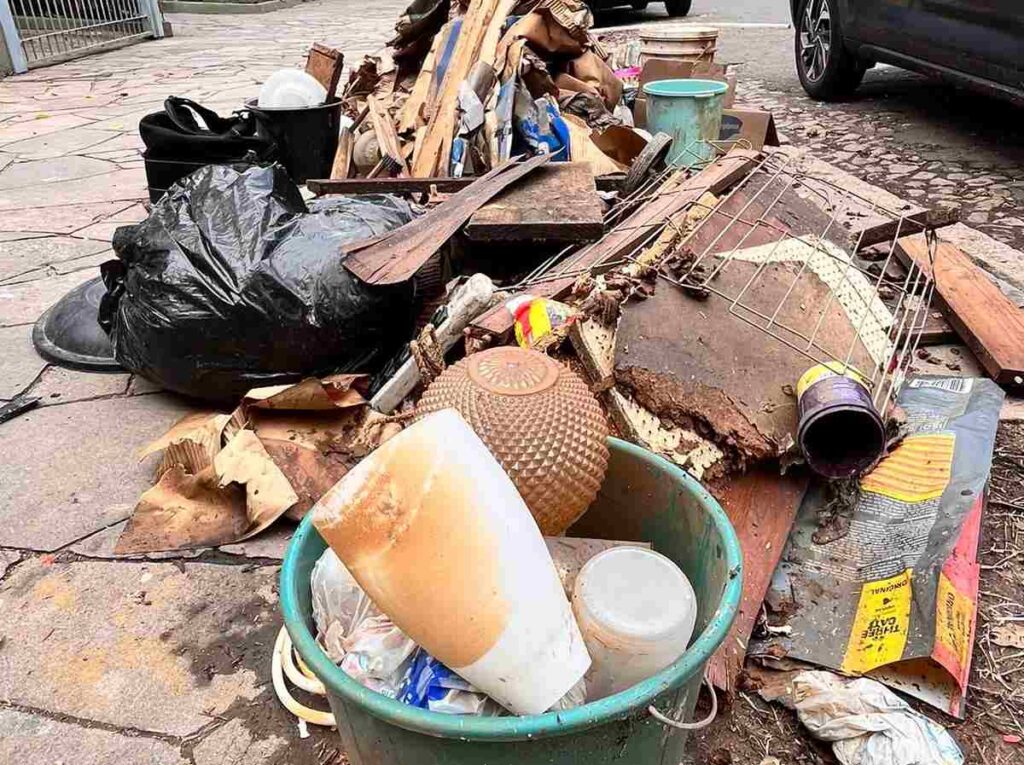 Fotos de lixo e plástico nas calçadas fde Porto Alegre