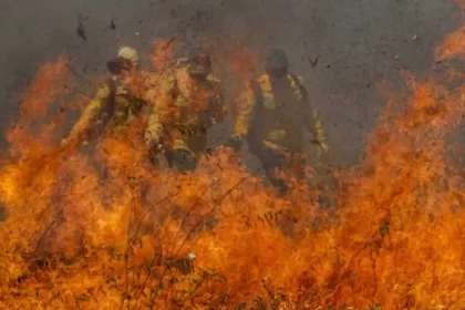 Foto de bombeiros no meio do fogo das queimadas do Pantanal em 2024.