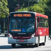Foto de um ônibus vermelho de uma empresa de serviço do transporte público de porto alegre