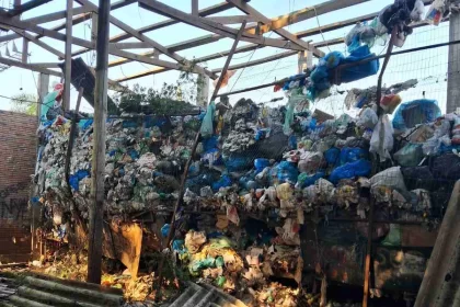 Foto de uma unidade de triagem de resíduos destruída pela enchente em porto alegre