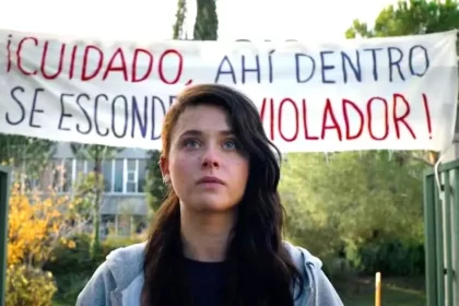Cena do filme Não nos calaremos. Uma jovem, vítima de abuso, está em frente à escola denunciando os violadores.