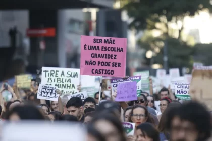 Foto de multidão em frente ao MASP em Sao Paulo em protesto contra o projeto de lei que criminaliza o aborto. Não é possível que as discussões sociais regridam.