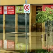 Foto de lojas de pequenos comércio no centro de porto alegre alagadas pela enchente. Nova questão entre locador e locatário.