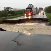 Imagem de ponte derrubada pelas enchentes do RS. Meio Ambiente.