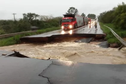 Imagem de ponte derrubada pelas enchentes do RS. Meio Ambiente.