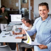 Foto de um homem à fente de uma equipe, administradores são importantes para novos empreendedores