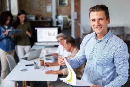 Foto de um homem à fente de uma equipe, administradores são importantes para novos empreendedores