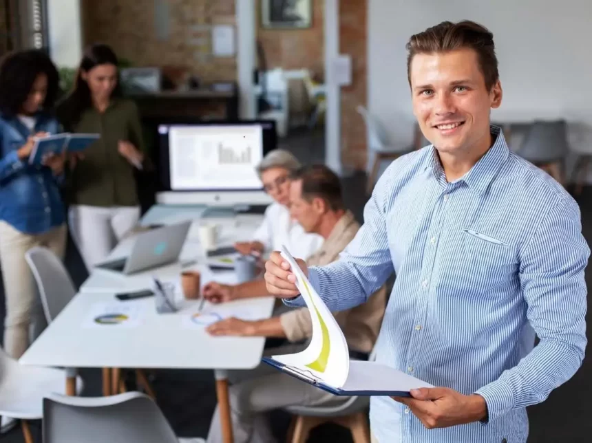 Foto de um homem à fente de uma equipe, administradores são importantes para novos empreendedores