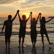 Foto de jovens na beira do mar num fim de tarde, o bem-estar da população deve estar acima do resto