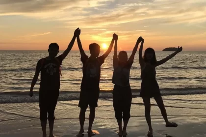 Foto de jovens na beira do mar num fim de tarde, o bem-estar da população deve estar acima do resto