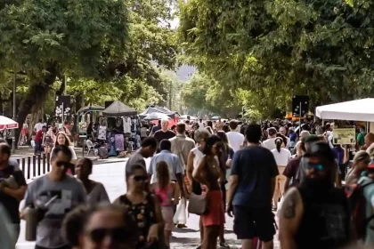 Foto do tradicional brique da redenção em porto alegre, onde se ouve muito a expressão bah