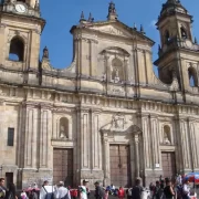 Foto da fachada da Catedral Primada de Bogotá, obra de Domingo de Pretés