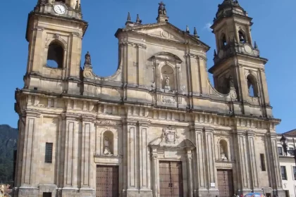 Foto da fachada da Catedral Primada de Bogotá, obra de Domingo de Pretés