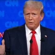 Foto de Donald Trump no debate eleitoral promovido pela CNN americana