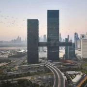 Foto de um prédio muito alto de Dubai, conhecida por sua arquitetura extravagante