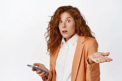 Foto de uma mulher jovem ruiva, cabelos compridos, faz cara de surpresa, é o imprevisto