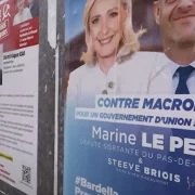 fotos de cartazes da campanha de marie le pen e do partido comunista na francês. As pulsões de morte oscilam entre a destruição e a criação.
