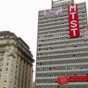 Foto de Prédio no centro de Porto Alegre invadido pelo movimentos dos trabalhadores sem terra, que tomou posse do edifício