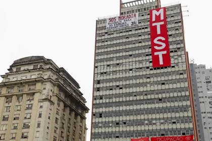 Foto de Prédio no centro de Porto Alegre invadido pelo movimentos dos trabalhadores sem terra, que tomou posse do edifício