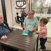 Foto de Léo gerchmann e amigos, na noite do lançamento do seu último livro