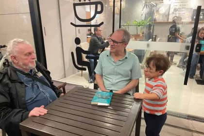 Foto de Léo gerchmann e amigos, na noite do lançamento do seu último livro