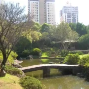 Espaços Públicos de qualidade como a praça Província de Shiga