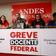 Foto a mesa de reunião de greve de um do comando central dos sindicatos dos docentes universitários.