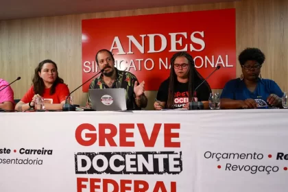 Foto a mesa de reunião de greve de um do comando central dos sindicatos dos docentes universitários.