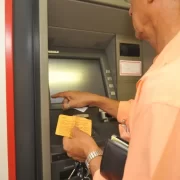 Imagem de um homem num terminal bancário, transações por pix terão mudanças