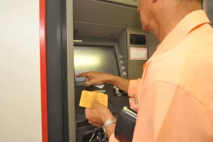 Imagem de um homem num terminal bancário, transações por pix terão mudanças