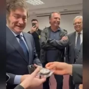 Foto de Bolsonaro concedendo medalha a Javier Milei