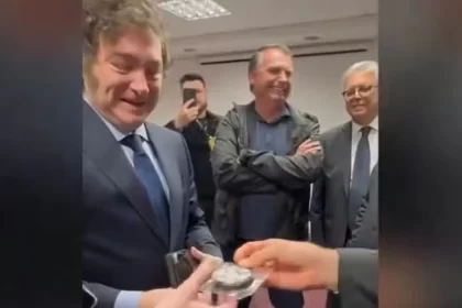 Foto de Bolsonaro concedendo medalha a Javier Milei