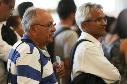 foto de aposentados numa fila, mercado de trabalho pode se abrir para eles.