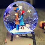 Foto de uma bola de neve com um casal dentro