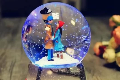 Foto de uma bola de neve com um casal dentro