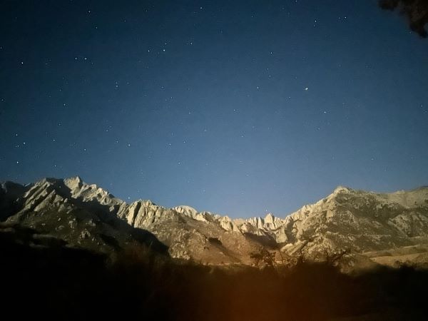 Céu estrelado, entre as montanhas, no parque Yosemite