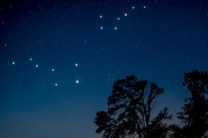 Foto de um Céu noturno estrelado. estrelas são redes no céu