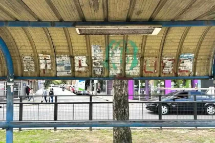 Foto de um ponto de ônibus sujo em porto alegre, falta Iniciativa Pública