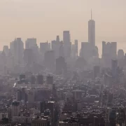 Imagem aéreas de um centro urbano, com uma névoa de calor. Cidades precisam se adaptar às mudanças climáticas.