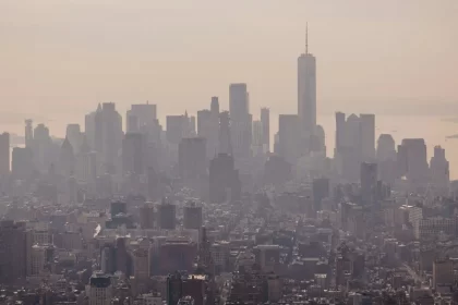 Imagem aéreas de um centro urbano, com uma névoa de calor. Cidades precisam se adaptar às mudanças climáticas.