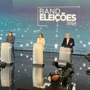 Foto do estúdio do debate em São Paulo. Tem candidato se apresentando como antipolítico