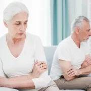 Foto de um casal de costas para o outro, divórcio de pessoas mais velhas aumentou