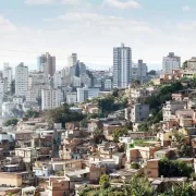 Foto de um exemplo de expansão urbana desordenada, espigões e favelas